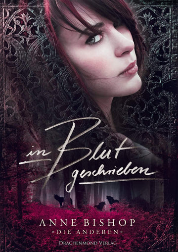 Das Produktbild zeigt eine Nahaufnahme eines Frauengesichts. Das rechte Auge wird von ihren Haaren abgedeckt. Unterhalb des Gesichts steht der Buchtitel und der Name der Autorin. Im unteren Teil des Covers sieht man eine Waldlichtung, auf der ein Rudel Wölfe steht. Die Grundfarbe ist Bordeauxrot.